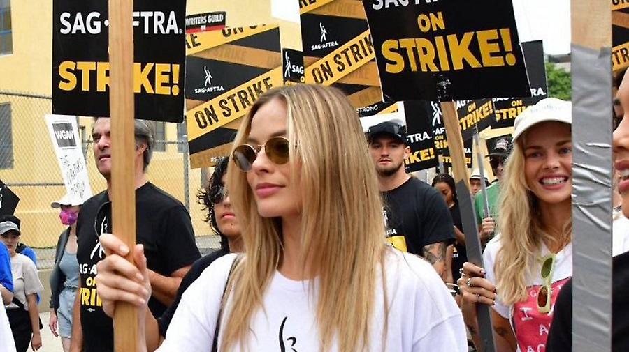 Απεργεί η Μάργκοτ Ρόμπι: Συμμετείχε με πλακάτ σε διαδήλωση στο Χόλιγουντ