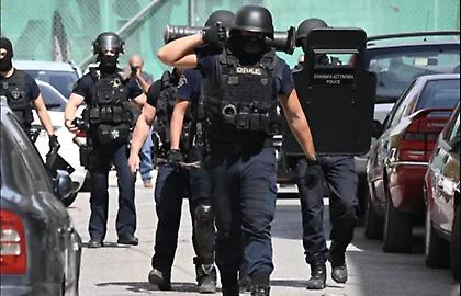 Έφοδος της αστυνομίας στο διαμέρισμα που είχε ταμπουρωθεί ο ηλικιωμένος στου Ζωγράφου