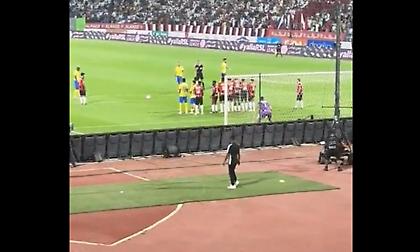 Έστειλε φάουλ.... αλλού γι' αλλού και πέτυχε καμεραμάν στο κεφάλι ο Κριστιάνο!