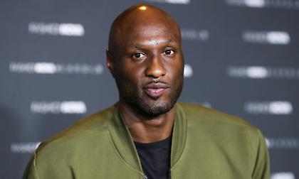 Ο Λαμάρ Όντομ τράκαρε επειδή προσπάθησε εν κινήσει να πιάσει το κινητό του!