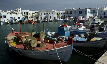 Πάρος: Τεχνίτης με κορωνοϊό αρνήθηκε να φύγει από σπίτι εργοδότη κάνοντάς το «γυαλιά -καρφιά»