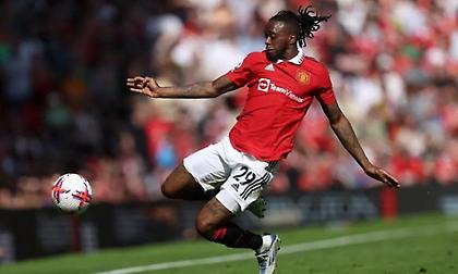 Εκτός για δύο μήνες ο Γουάν-Μπισάκα, ξεμένει από μπακ η Γιουνάιτεντ!