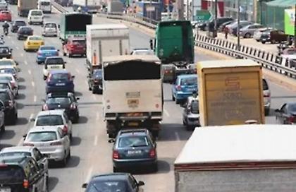 Μποτιλιάρισμα στην Αττική Οδό λόγω πτώσης υλικών από φορτηγό στο οδόστρωμα
