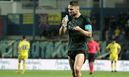 Σένκεφελντ: «Με αγκάλιασε λες και ήταν η… γυναίκα μου»