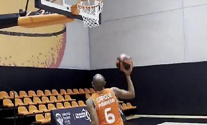 Xαλαρώνει πριν τον Παναθηναϊκό παίζοντας... μπάσκετ ο Καπουέ της Βιγιαρεάλ