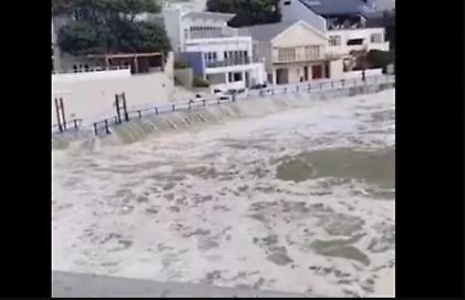 Συγκλονιστικά βίντεο: Κύματα 9,5 μέτρων «κατάπιαν» παραλιακές περιοχές στη Νότια Αφρική - Δύο νεκροί