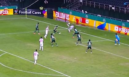 Αδιανόητη γκολάρα με γυριστό -σχεδόν- από τη... γραμμή του άουτ στο ασιατικό Champions League!