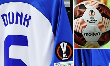 Η φανέλα της Μπράιτον και η μπάλα του αγώνα με την ΑΕΚ