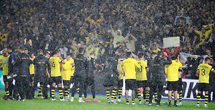 Έγιναν ένα με τον κόσμο οι παίκτες της ΑΕΚ μετά τον θρίαμβο στο Μπράιτον