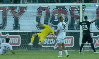 Κατέβασε «ρολά» στο δυνατό σουτ του Τοράλ ο Τσιντώτας