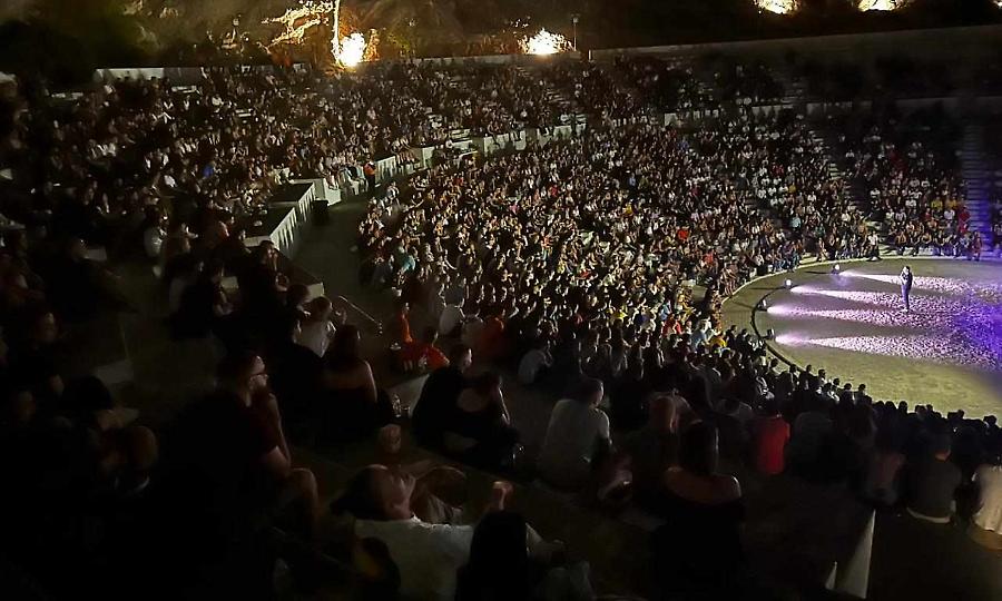 Ο Αλέξανδρος Τσουβέλας «γκρέμισε» το θέατρο Πέτρας