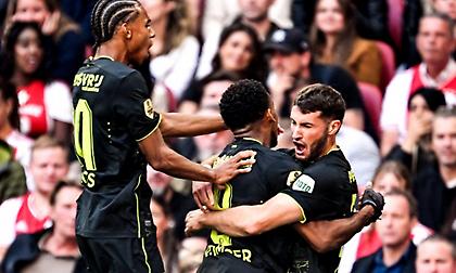 Διαλύει τον θλιβερό Άγιαξ στο πρώτο ημίχρονο η Φέγενορντ - Τα «έσπασαν» οι οπαδοί του!