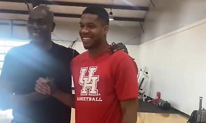 Κάνει προπονήσεις με τον θρυλικό Ολάζουον ο Γιάννης!