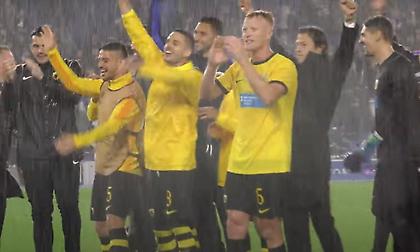 Ξέσπασμα χαράς και πάρτι με τον κόσμο στη βροχή: Η παρακάμερα του θριάμβου της ΑΕΚ στο Μπράιτον