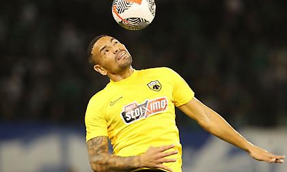 Αναγκαστική αλλαγή για την ΑΕΚ: Έξω ο Κάλενς, μέσα ο… στόπερ Σιμάνσκι!