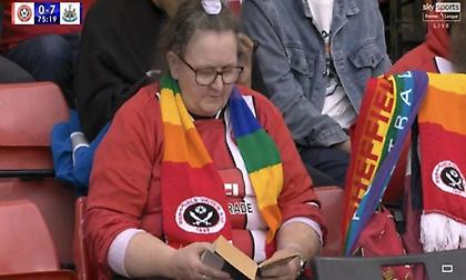 Φίλαθλος της Σέφιλντ άρχισε να… διαβάζει βιβλίο μετά το 7-0 από τη Νιούκαστλ!