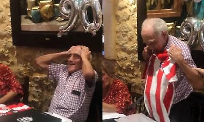 Παππούς που γιορτάζει τα 90 του χρόνια, παίρνει δώρο φανέλα Ατλέτικο και συγκινείται