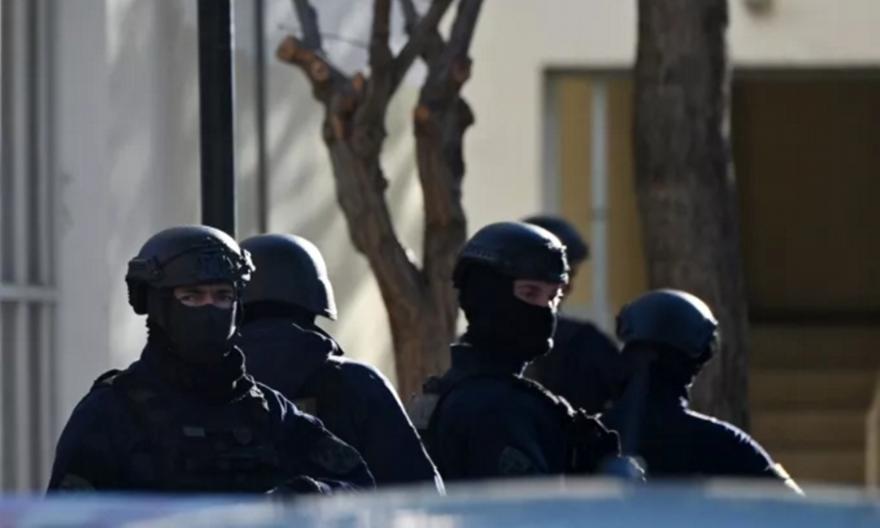 Κολωνάκι: Βρέθηκε οπλοστάσιο σε αποθήκη