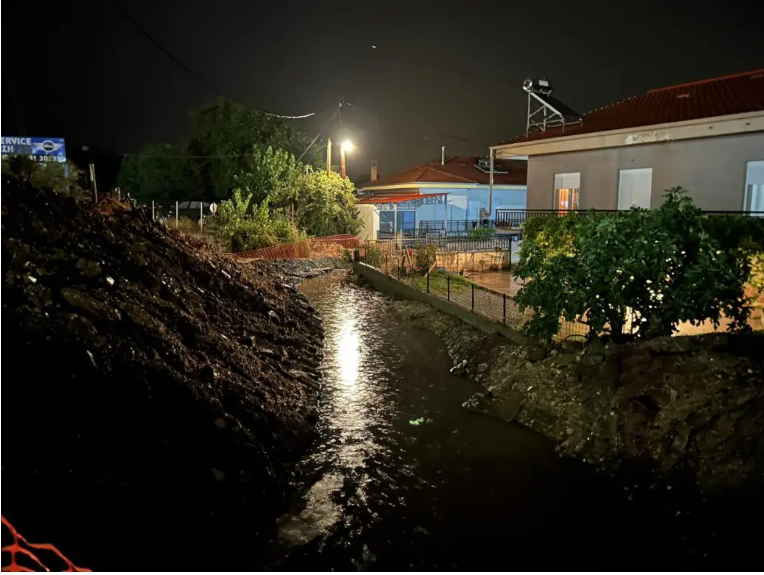 Κακοκαιρία Elias: «Ποτάμια» ξανά οι δρόμοι στα Τρίκαλα