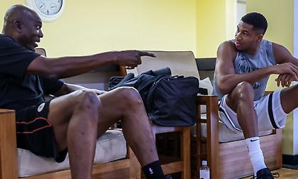 Αποθέωσε Γιάννη ο Ολάζουον: «Εκπληκτικό ότι ακόμα προσπαθεί να βελτιωθεί»