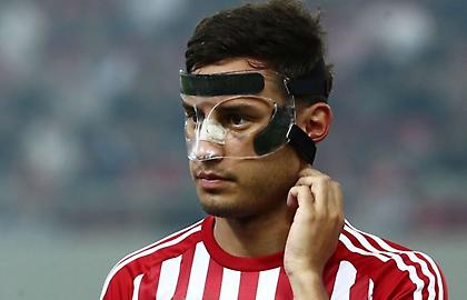 Ολυμπιακός: Ο μασκοφόρος Έσε (pics)