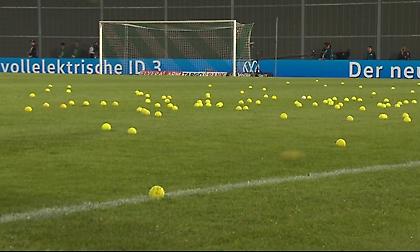 Οπαδοί της Μπάγερν πέταξαν μπαλάκια του τένις στο γήπεδο ως ένδειξη διαμαρτυρίας για το Σούπερ Καπ!