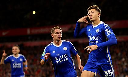 Έχασε την μπάλα ο Τσιμίκας και «πάγωσε» τη Λίβερπουλ η Λέστερ