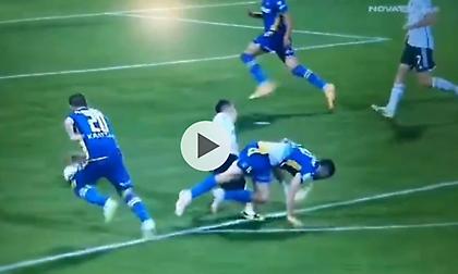 Το μαρκάρισμα του Καρμόνα στον Τζούριτσιτς που είναι εμφανώς εντός περιοχής