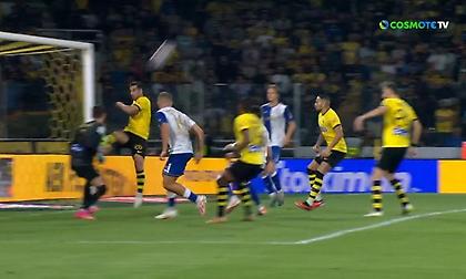 Η σωτήρια προβολή του Χατζισαφί στη γραμμή που κράτησε το 2-1 της ΑΕΚ!