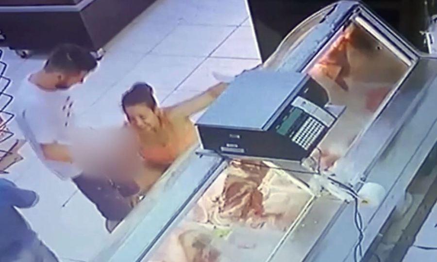 Χαμός με ζευγάρι που επιδόθηκε σε... προκαταρκτικά στην ουρά του σούπερ μάρκετ!