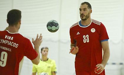 Καραμπουρνιώτης: «Να παρουσιάσουμε ωραίο χάντμπολ στον κόσμο του Ολυμπιακού»