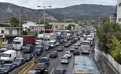 Μποτιλιάρισμα στην Αττική Οδό: Ακινητοποιήθηκε φορτηγό