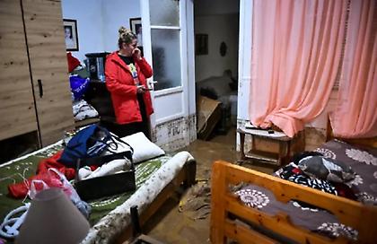Εικόνες απόλυτης καταστροφής μέσα στα πλημμυρισμένα σπίτια στον Βόλο