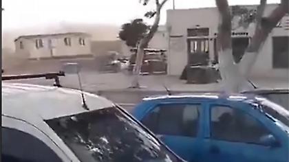 Ανεμοστρόβιλος στη Σαντορίνη σήκωσε λυόμενο σπίτι στον αέρα!