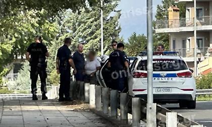 Λάρισα: Νεαρή γυναίκα απειλούσε να πέσει από τη γέφυρα του Πηνειού - Τη σταμάτησαν αστυνομικοί