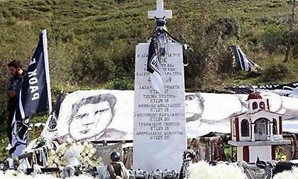 Συγκίνηση στο ετήσιο μνημόσυνο στο μνημείο των Τεμπών για τους έξι φιλάθλους του ΠΑΟΚ