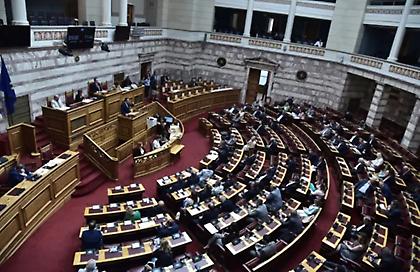 Στη Βουλή το προσχέδιο του προϋπολογισμού - Ενέσεις ρευστότητας 2,5 δισ. ευρώ σε 3 εκατ. νοικοκυριά