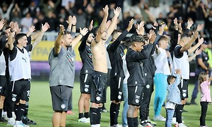 Το πάρτι μετά τη λήξη στο «Γεντί Κουλέ» και τα… χέρια παικτών-Νταμπράουσκας με τον κόσμο!