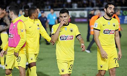 Οπαδοί της ΑΕΚ στο αεροδρόμιο του Ηρακλείου για «ντόπες» στην ομάδα