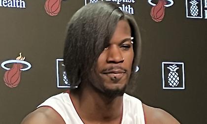 Το... ιδιαίτερο look του Μπάτλερ στη Media Day των Χιτ - «Είμαι Emo»!