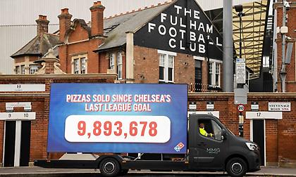 Η Domino's Pizza έστησε φορτηγάκι που μετρά πόσες πίτσες πούλησε από το τελευταίο γκολ της Τσέλσι!