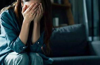 «Νταής» στη Σάμο, χτύπησε τη σύντροφό του, την απείλησε με μαχαίρι και της άρπαξε 180 ευρώ