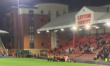 Νεκρός φίλαθλος στο Λέιτον Όριεντ-Λίνκολν: Οπαδοί υποχρέωσαν τον διαιτητή να διακόψει το ματς