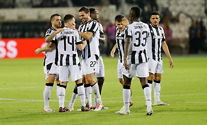 Πέρασε… άγγιχτη η μπάλα από το φάουλ του Ζίβκοβιτς και κατέληξε στα δίχτυα της Άιντραχτ!