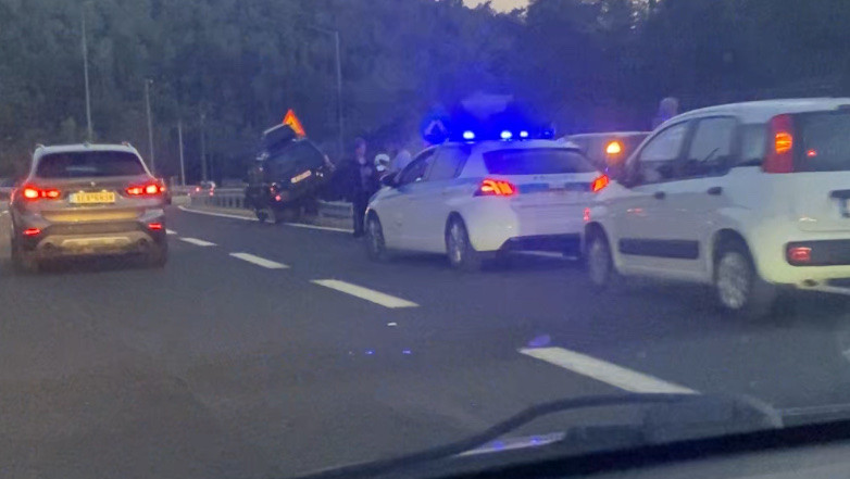 Κατεχάκη: Αυτοκίνητο «καβάλησε» τα κιγκλιδώματα σε τροχαίο