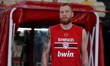 Χωρίς Φαλ και Μπραζντέικις η 12άδα του Ολυμπιακού για το ντέρμπι