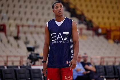 Νοκ άουτ και ο Χολ για την Αρμάνι!