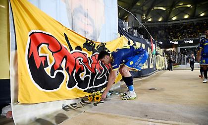 Άφησαν λουλούδια μπροστά από τη φωτογραφία του Μιχάλη Κατσούρη οι παίκτες του Παναιτωλικού