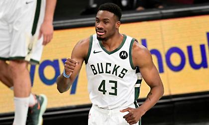 Έλειπαν Γιάννης και Λίλαρντ... χόρευε ο Θανάσης στη φιλική νίκη των Μπακς!