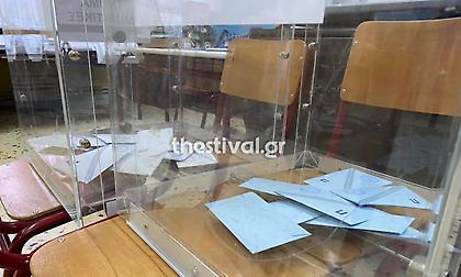 Μπινελίκια, σπρωξίματα και αυτόφωρο: Υποψήφιοι δημοτικοί σύμβουλοι μοίραζαν σταυρωμένα ψηφοδέλτια!